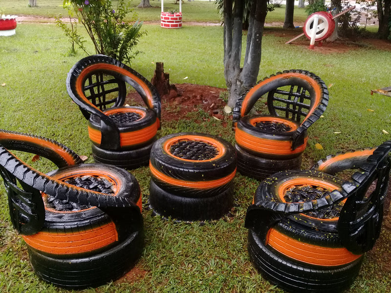 Jogo de Poltronas em Pneu Reciclado com Mesinha – Design Rústico e Detalhado para Jardins