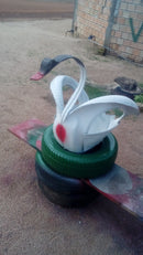 Escultura de Cisne em Pneu Reciclado – Ideal para Quintais e Paisagismo Criativo