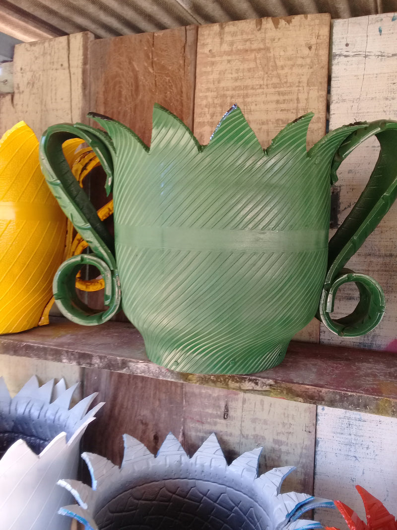 Vaso Jarro Exótico de Pneu Reciclado – Ideal para Quintais e Espaços Externos