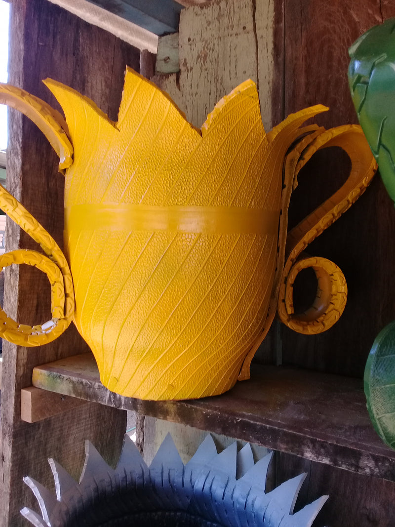 Vaso Jarro Exótico de Pneu Reciclado – Ideal para Quintais e Espaços Externos