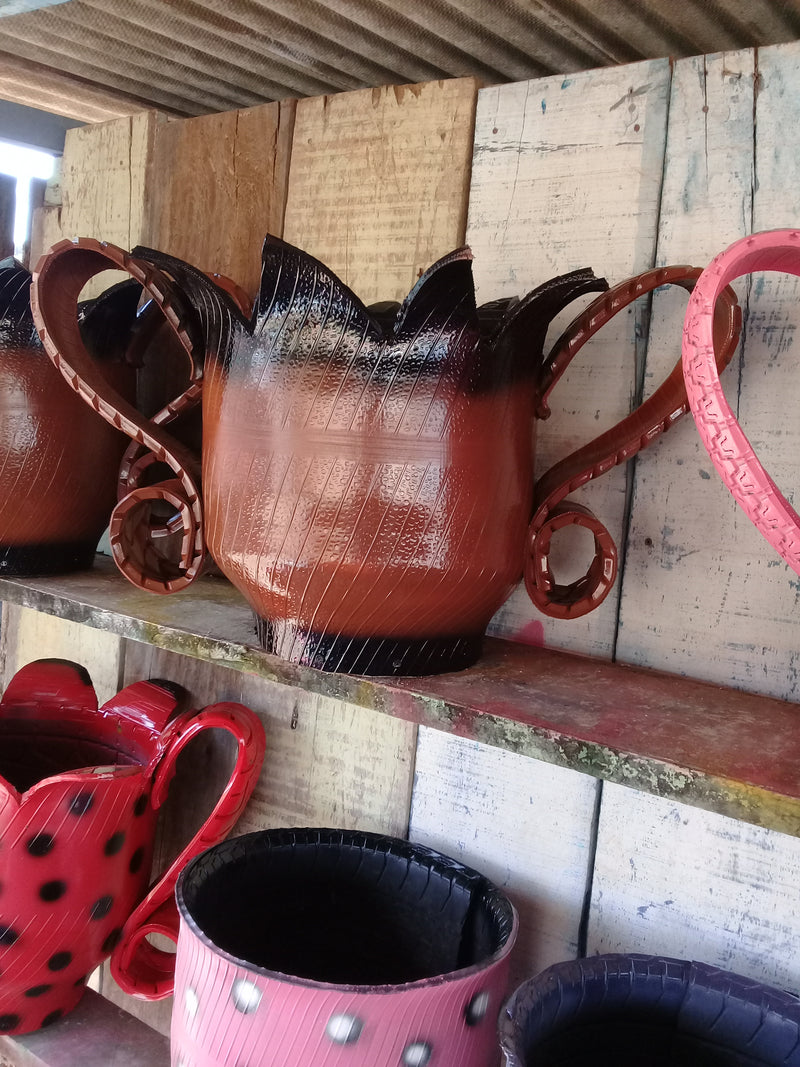 Vaso Jarro Exótico de Pneu Reciclado – Ideal para Quintais e Espaços Externos