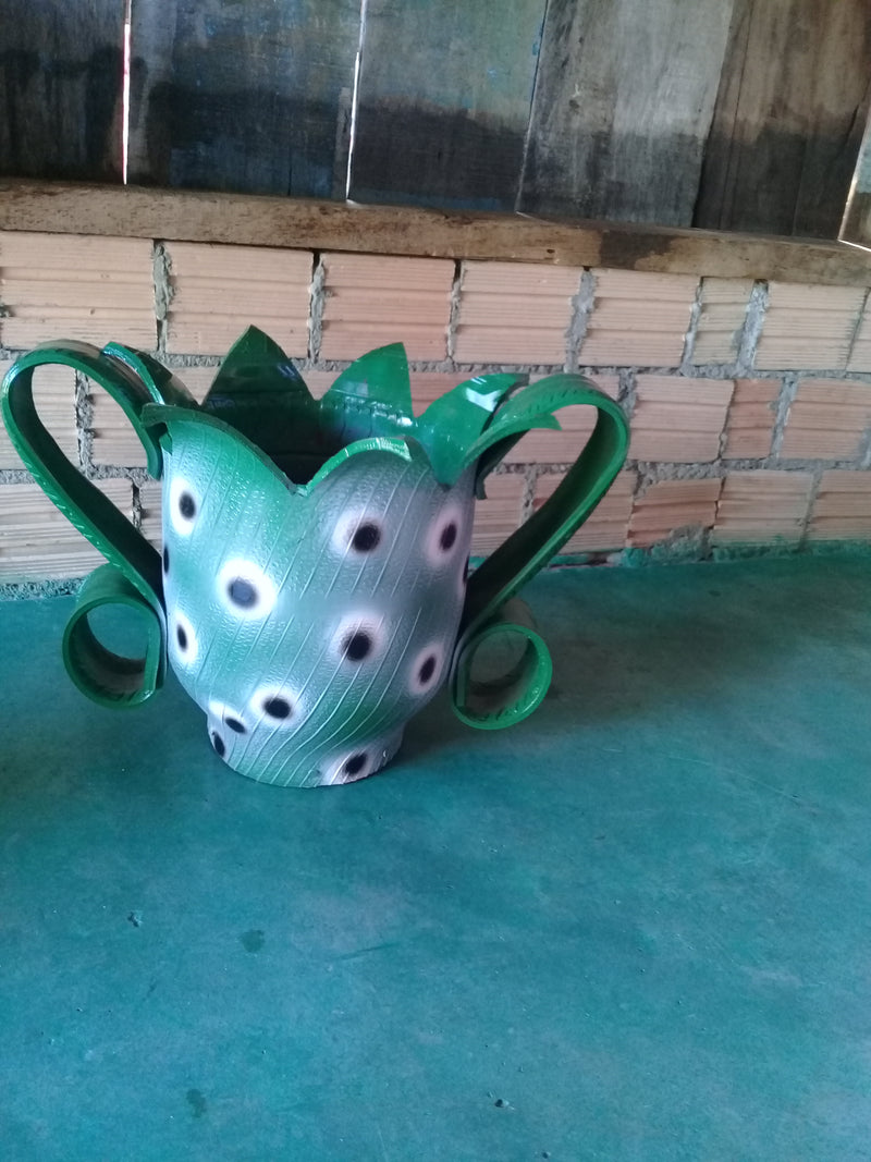 Vaso Jarro Exótico de Pneu Reciclado – Ideal para Quintais e Espaços Externos