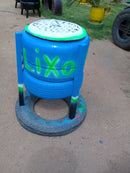 Lixeira Decorativa em Pneu com Pés de Madeira – Design Sustentável para Varandas