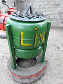 Lixeira Decorativa em Pneu com Pés de Madeira – Design Sustentável para Varandas