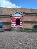 Casinha Artesanal para Pet Feita com Pneu – Design Ecológico para Ambientes Externos