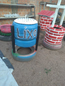 Lixeira Decorativa em Pneu com Pés de Madeira – Design Sustentável para Varandas