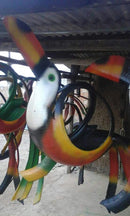 Escultura de Tucano em Pneu Reciclado – Ideal para Quintais e Paisagismo Rústico