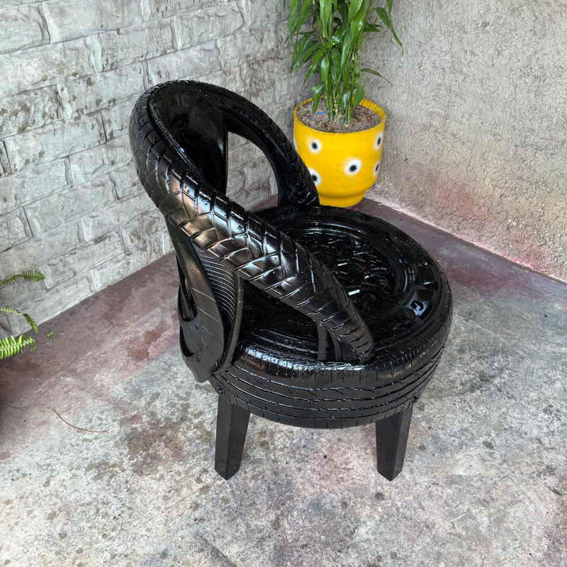 Jogo de Cadeira de Pneu com 4 Cadeiras e 1 Mesinha”