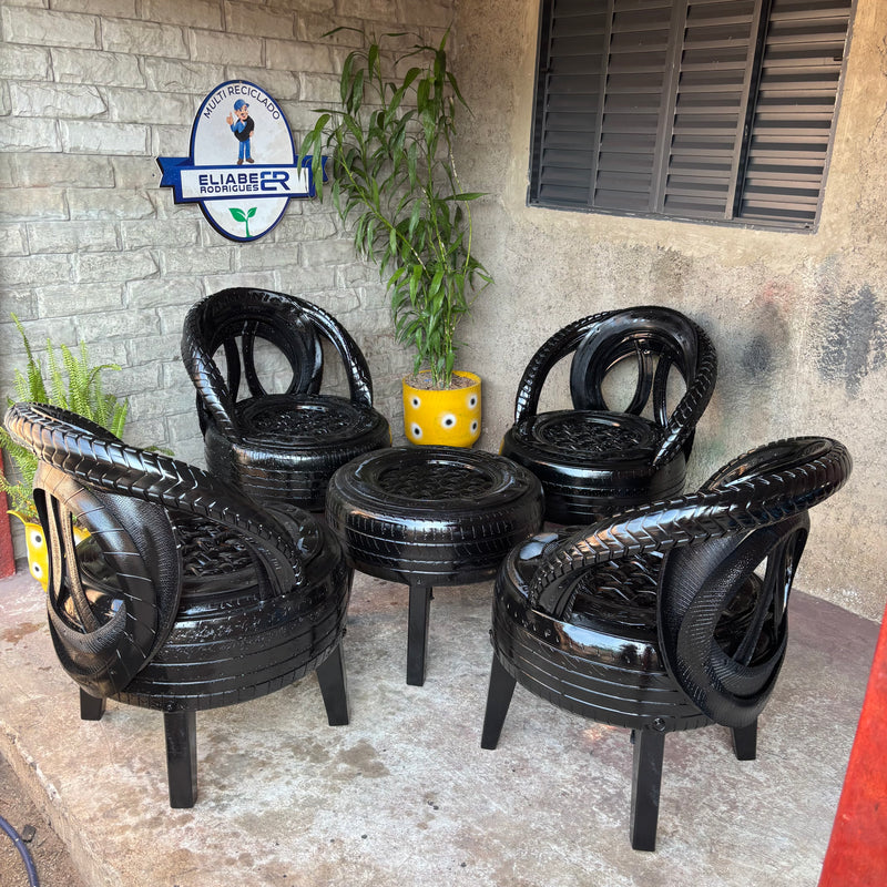 Jogo de Cadeira de Pneu com 4 Cadeiras e 1 Mesinha”