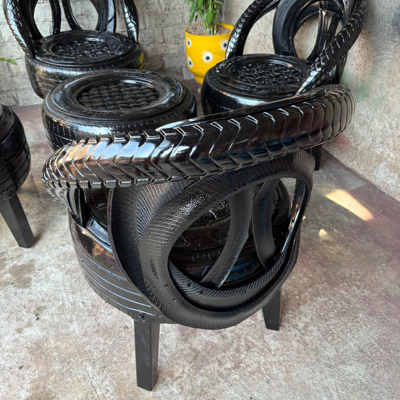 Jogo de Cadeira de Pneu com 4 Cadeiras e 1 Mesinha”
