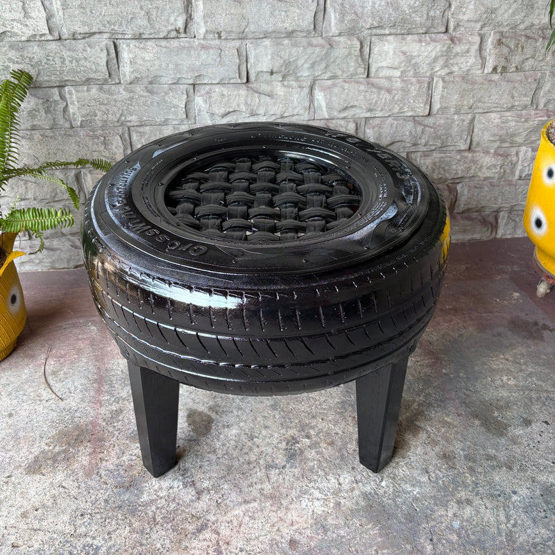 Jogo de Cadeira de Pneu com 4 Cadeiras e 1 Mesinha”