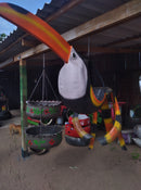 Tucano Decorativo Grande de Pneu de Camioneta – Design Sustentável para Espaços Externos