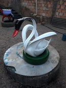 Escultura de Cisne em Pneu Reciclado – Ideal para Quintais e Paisagismo Criativo